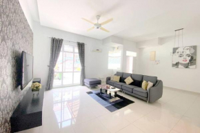 Shamrock Breeze Villa 2: Coastal Haven for 25 Guests